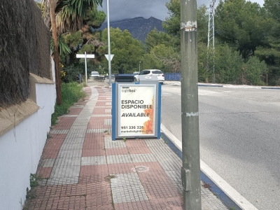 Papelera publicitaria de 100x70 cm en Marbella, Málaga