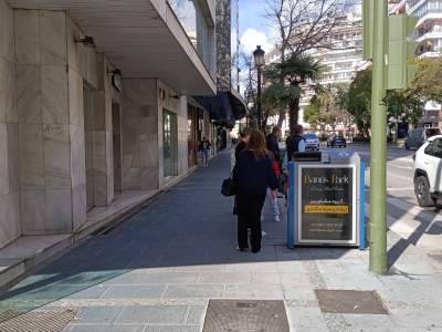 Papelera publicitaria de 100x70 cm en Marbella, Málaga
