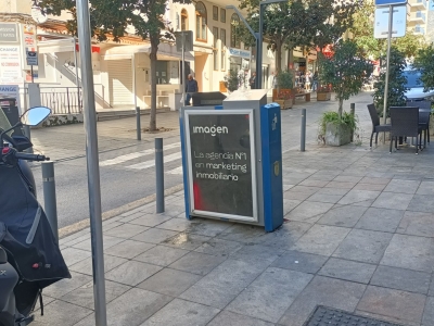 Papelera publicitaria de 100x70 cm en Marbella, Málaga