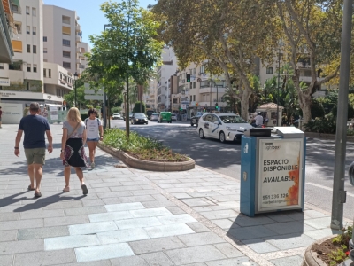 Papelera publicitaria de 100x70 cm en Marbella, Málaga