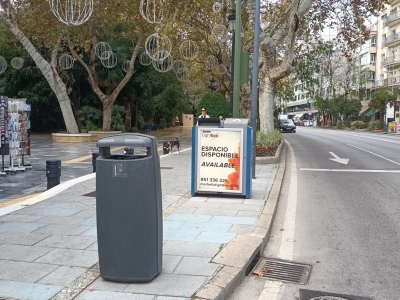Papelera publicitaria de 100x70 cm en Marbella, Málaga