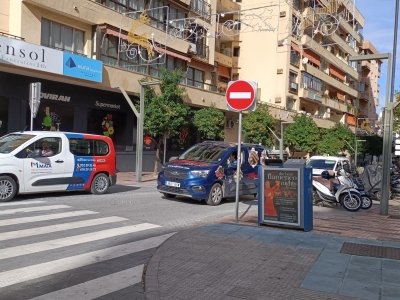 Papelera publicitaria de 100x70 cm en Marbella, Málaga