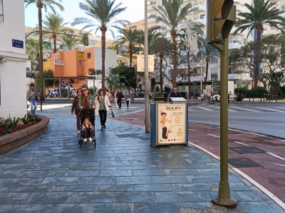 Papelera publicitaria de 100x70 cm en Marbella, Málaga