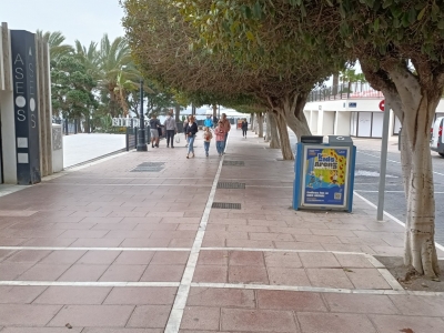 Papelera publicitaria de 100x70 cm en Marbella, Málaga