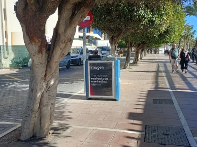 Papelera publicitaria de 100x70 cm en Marbella, Málaga
