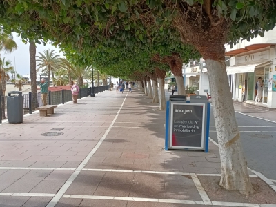 Papelera publicitaria de 100x70 cm en Marbella, Málaga