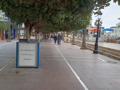 Papelera publicitaria de 100x70 cm en Marbella, Málaga