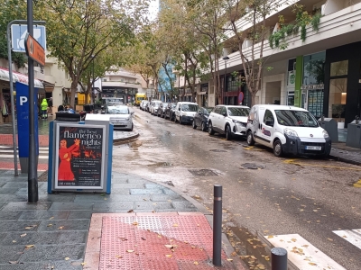 Papelera publicitaria de 100x70 cm en Marbella, Málaga