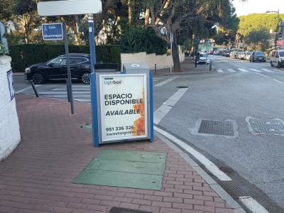 Papelera publicitaria de 100x70 cm en Marbella, Málaga