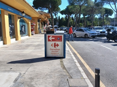 Papelera publicitaria de 100x70 cm en Marbella, Málaga