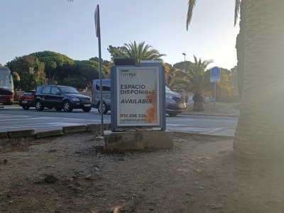 Papelera publicitaria de 100x70 cm en Marbella, Málaga