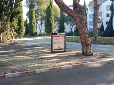 Papelera publicitaria de 100x70 cm en Marbella, Málaga