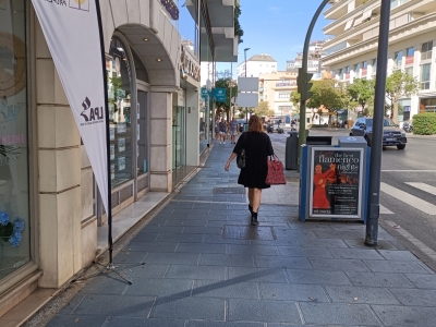 Mupi publicitario de 100x70 cm en Marbella, Málaga