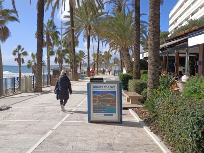 Mupi publicitario digital de 70x100 cm en Marbella, Málaga