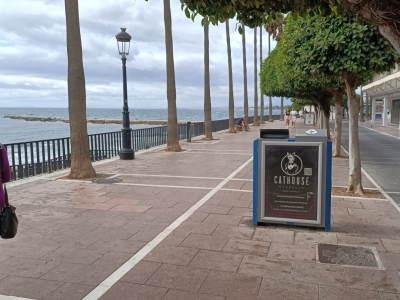 Papelera publicitaria de 100x70 cm en Marbella, Málaga