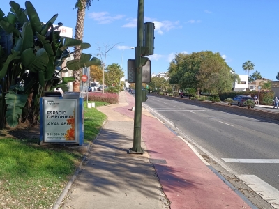 Papelera publicitaria de 100x70 cm en Marbella, Málaga