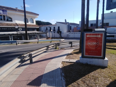 Papelera publicitaria de 100x70 cm en Marbella, Málaga