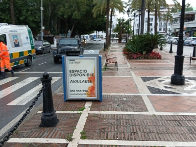 Papelera publicitaria de 100x70 cm en Marbella, Málaga