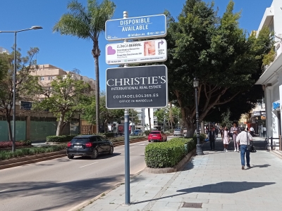 Poste publicitario de 150x50 cm en Marbella, Málaga