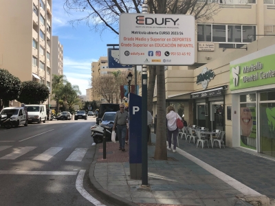 Poste publicitario de 150x50 cm en Marbella, Málaga