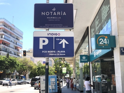 Poste publicitario de 150x50 cm en Marbella, Málaga