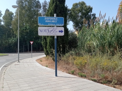 Poste publicitario de 150x50 cm en Marbella, Málaga