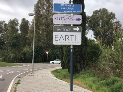 Poste publicitario de 150x50 cm en Marbella, Málaga