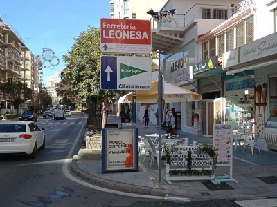 Poste publicitario de 150x50 cm en Marbella, Málaga