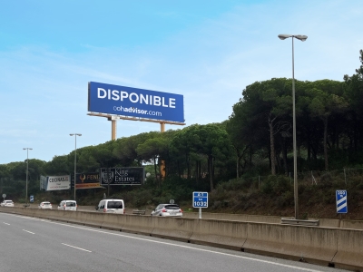 Biposte publicitario de 24x6 m en Marbella, Málaga