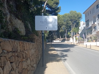 Poste publicitario de 150x50 cm en Marbella, Málaga