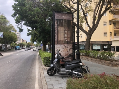 Columna publicitaria de 324x120 cm en Marbella, Málaga