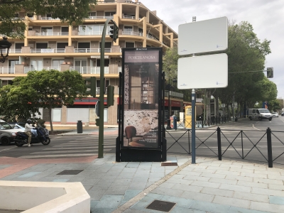 Columna publicitaria de 324x120 cm en Marbella, Málaga