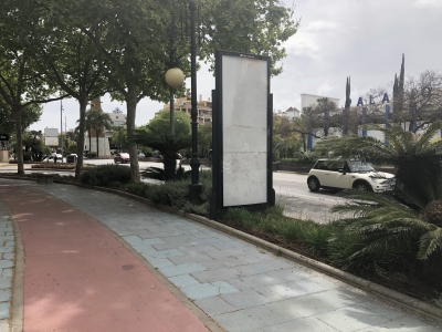 Columna publicitaria de 324x120 cm en Marbella, Málaga