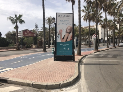 Columna publicitaria de 324x120 cm en Marbella, Málaga