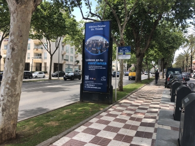 Columna publicitaria de 324x120 cm en Marbella, Málaga