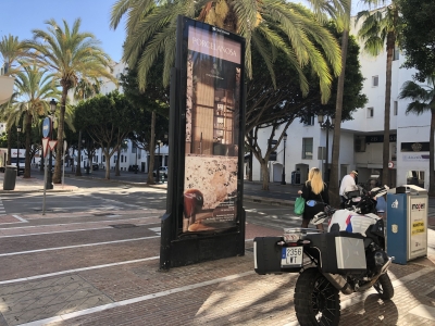 Columna publicitaria de 324x120 cm en Marbella, Málaga