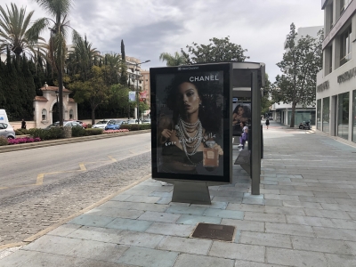 Marquesina publicitaria de 120x175 cm en Marbella, Málaga