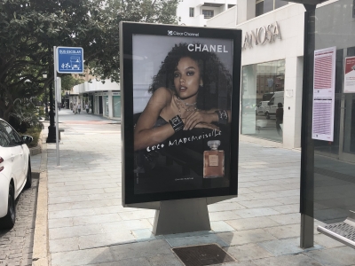 Marquesina publicitaria de 120x175 cm en Marbella, Málaga