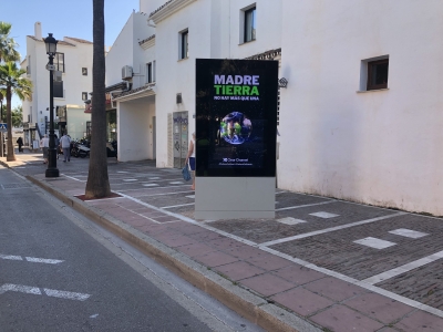 Mupi publicitario de 95x165 cm en Marbella, Málaga