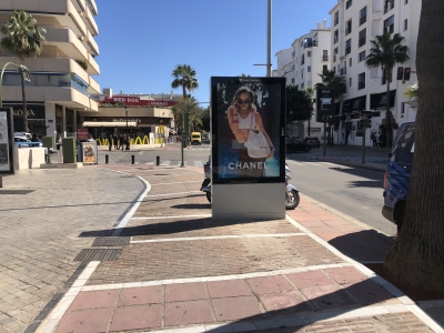 Mupi publicitario de 172x117 cm en Marbella, Málaga