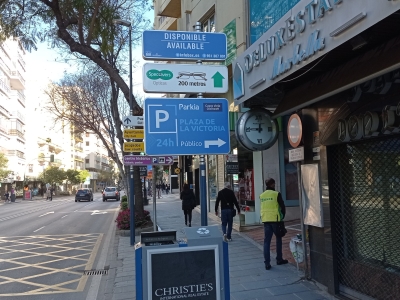 Poste publicitario de 150x50 cm en Marbella, Málaga