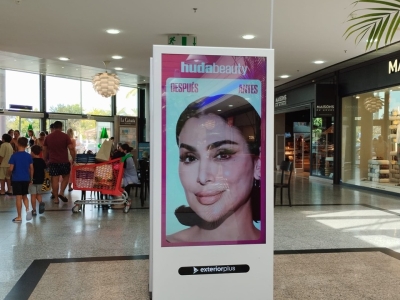 Mupi publicitario digital de 176x120 cm en Marbella, Málaga