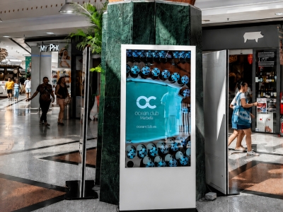 Mupi publicitario digital de 176x120 cm en Marbella, Málaga