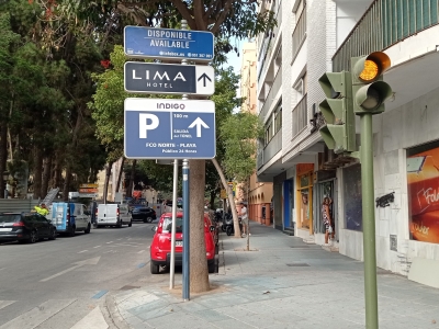 Poste publicitario de 150x50 cm en Marbella, Málaga