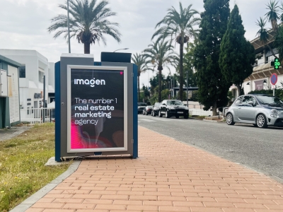 Mupi publicitario digital de 70x100 cm en San Pedro de Alcántara, Málaga