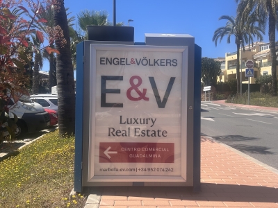 Mupi publicitario de 70x100 cm en San Pedro de Alcántara, Málaga