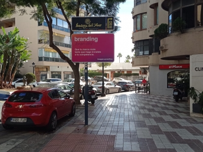 Poste publicitario de 150x50 cm en Marbella, Málaga