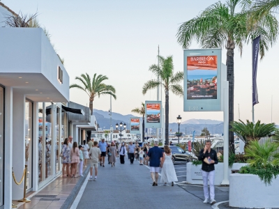 Mupi publicitario de 176x120 cm en Marbella, Málaga
