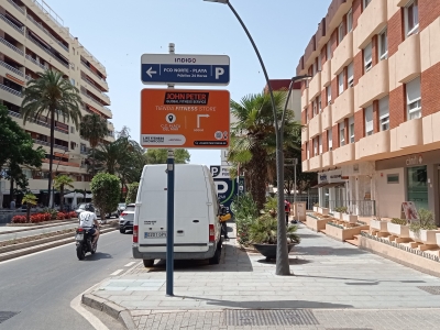 Poste publicitario de 150x50 cm en Marbella, Málaga