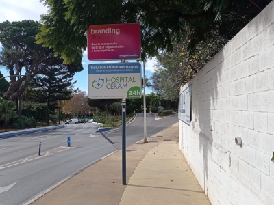Poste publicitario de 150x50 cm en Marbella, Málaga